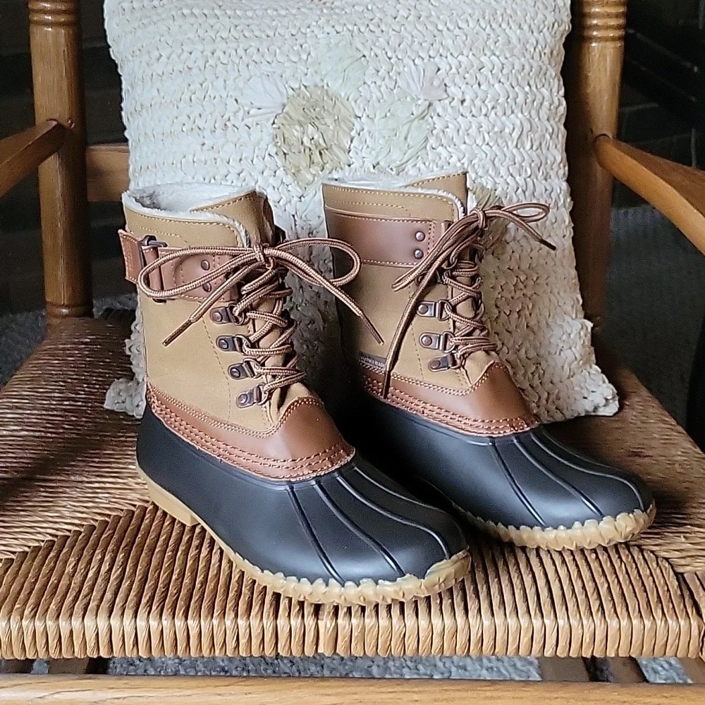 NWOT, JBU Ontario Duck Boot, tan size 6.5M
